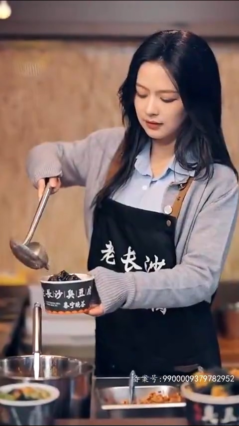 离婚当天三个大佬哥哥排队接我回家第02集